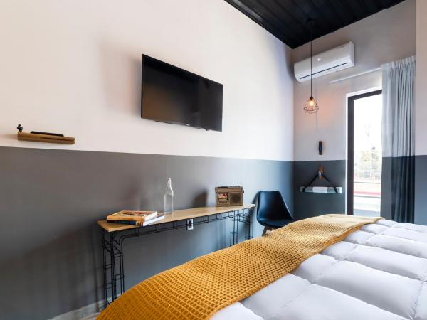 Hotel NEXT : photo 3 de la chambre chambre lit king-size avec balcon