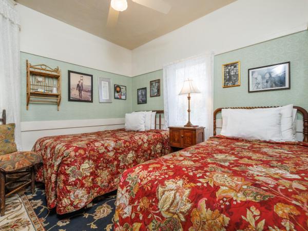 San Remo Hotel : photo 5 de la chambre hébergement avec 2 lits jumeaux et salle de bains commune