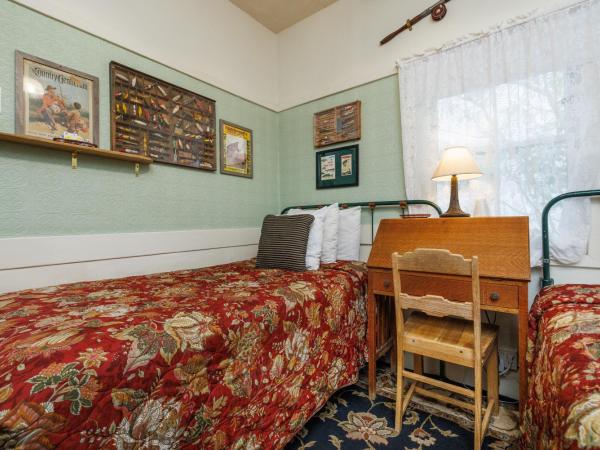 San Remo Hotel : photo 6 de la chambre hébergement avec 2 lits jumeaux et salle de bains commune