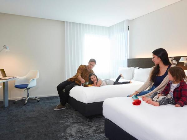 Holiday Inn Express Sydney Macquarie Park, an IHG Hotel : photo 2 de la chambre chambre standard avec 2 lits queen-size