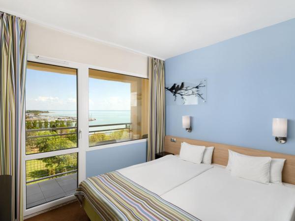 Danubius Hotel Marina : photo 1 de la chambre suite avec balcon et climatisation