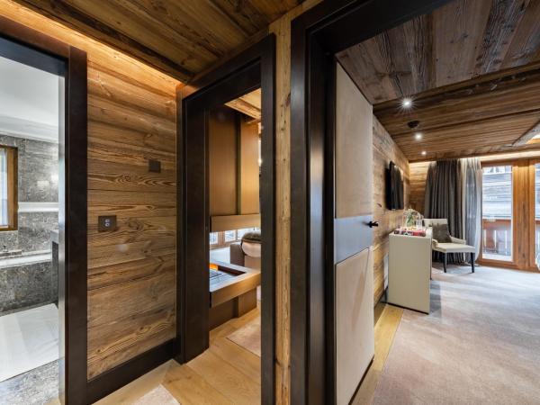 Ultima Gstaad : photo 3 de la chambre suite familiale avec 2 chambres et 1 salle de bains