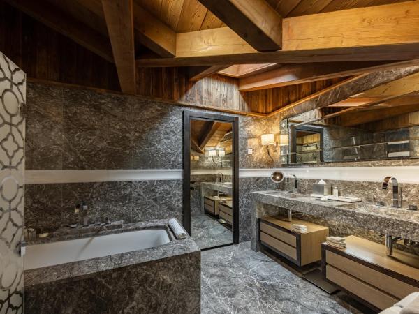 Ultima Gstaad : photo 5 de la chambre suite prestige avec 2 chambres, 2 salles de bains et salon