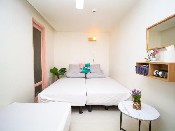 YAB-GuestHouse, FemaleOnly, ForeignOnly : photo 1 de la chambre chambre double ou lits jumeaux - réservée aux femmes