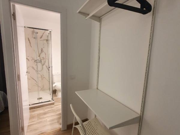 Hostal Vara Madrid : photo 4 de la chambre chambre familiale