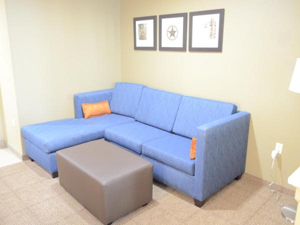 Comfort Suites Northwest - Cy - Fair : photo 4 de la chambre suite lit king-size avec canapé-lit accessible aux personnes à mobilité réduite - non-fumeurs