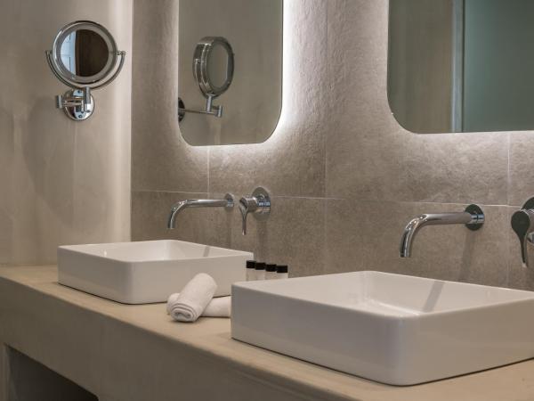 Arocaria Mykonos : photo 9 de la chambre suite lit queen-size