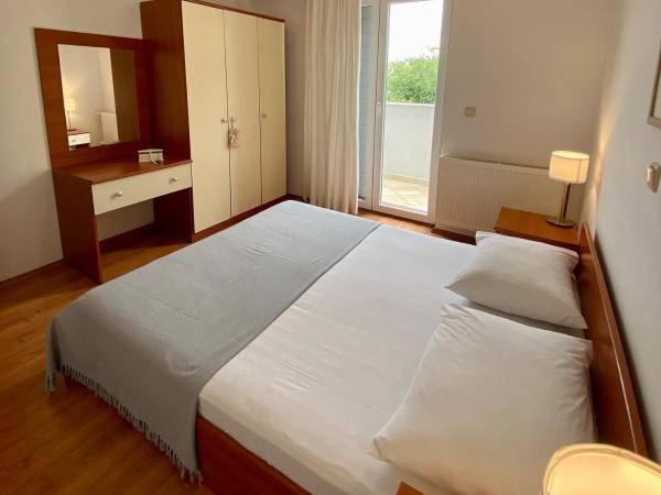 Villa Adria : photo 5 de la chambre comfort three-bedroom holiday home (5 adults) - ive cace 3b street