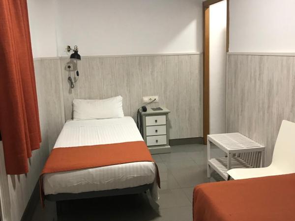 Hostal La Terrassa : photo 1 de la chambre chambre lits jumeaux intérieure sans vue