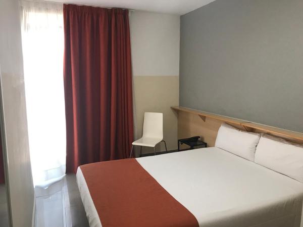 Hostal La Terrassa : photo 10 de la chambre chambre double avec balcon