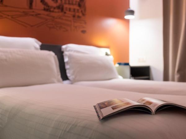 Hôtel restaurant Kyriad Fréjus : photo 6 de la chambre chambre lits jumeaux