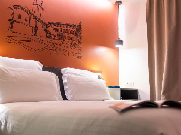 Hôtel restaurant Kyriad Fréjus : photo 7 de la chambre chambre lits jumeaux