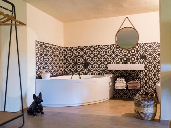 Tesoro Nascosto B&B : photo 3 de la chambre chambre lit queen-size avec baignoire spa