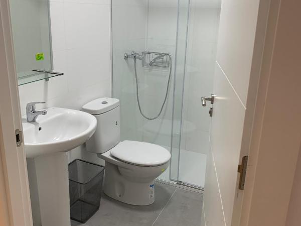 Bilbao Central Rooms : photo 9 de la chambre chambre double avec salle de bains privative