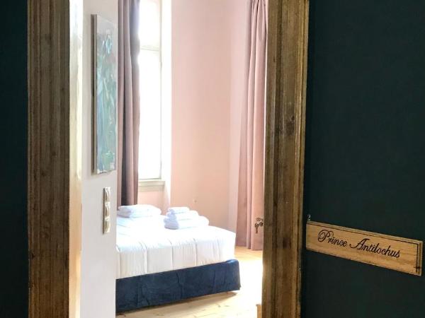 VASILIKON Hotel 1888 the past is present HISTORICAL PRESERVATION MONUMENT : photo 2 de la chambre chambre lit king-size avec balcon