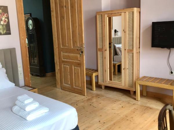 VASILIKON Hotel 1888 the past is present HISTORICAL PRESERVATION MONUMENT : photo 9 de la chambre chambre lit king-size avec balcon