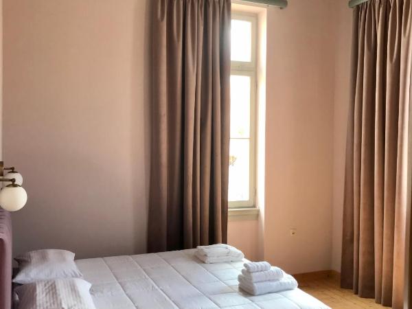 VASILIKON Hotel 1888 the past is present HISTORICAL PRESERVATION MONUMENT : photo 5 de la chambre chambre lit king-size avec balcon