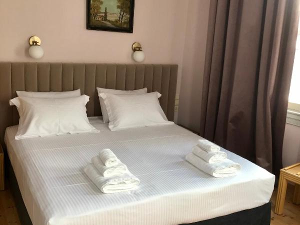 VASILIKON Hotel 1888 the past is present HISTORICAL PRESERVATION MONUMENT : photo 5 de la chambre chambre lit king-size avec balcon