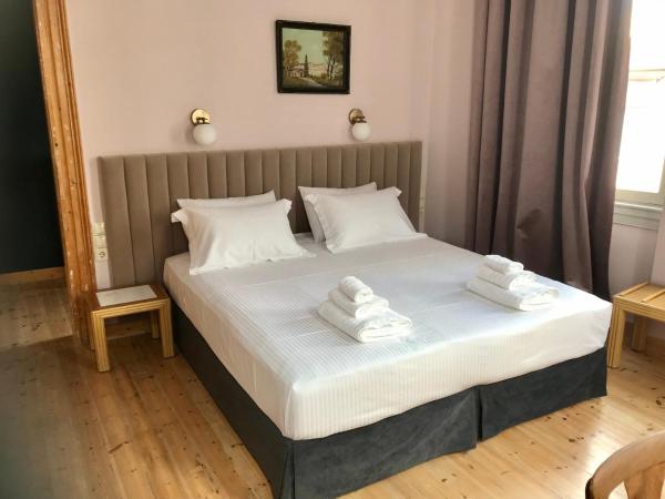 VASILIKON Hotel 1888 the past is present HISTORICAL PRESERVATION MONUMENT : photo 9 de la chambre chambre lit king-size avec balcon