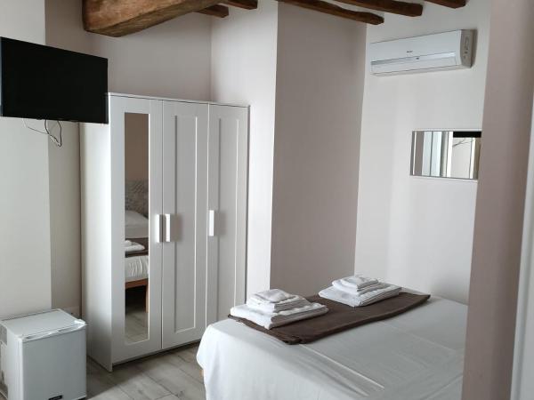 Residenza Borgo Guazzo : photo 8 de la chambre chambre double ou lits jumeaux