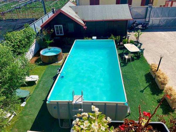 B&B S Home : photo 8 de la chambre chambre lit queen-size - vue sur piscine