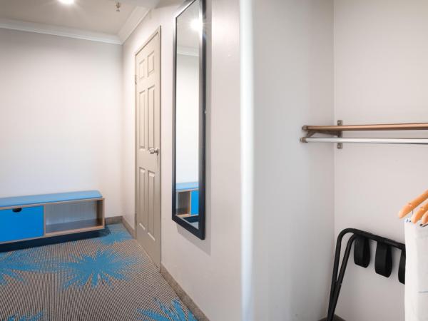 Days Inn by Wyndham Santa Monica : photo 7 de la chambre chambre lit king-size - accessible aux personnes à mobilité réduite - non-fumeurs 