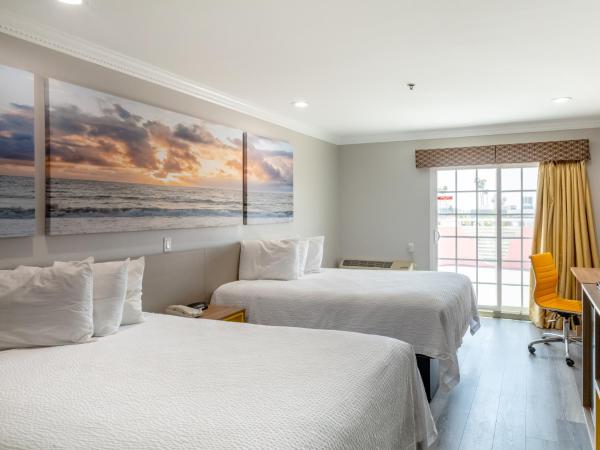 Days Inn by Wyndham Santa Monica : photo 6 de la chambre chambre de luxe avec 2 lits queen-size et balcon - non-fumeurs