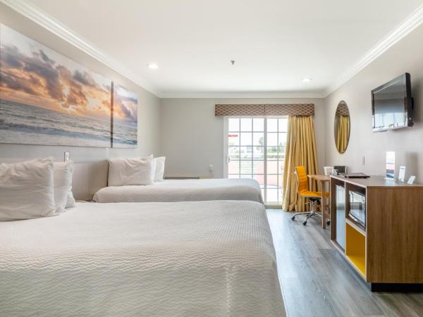 Days Inn by Wyndham Santa Monica : photo 8 de la chambre chambre de luxe avec 2 lits queen-size et balcon - non-fumeurs