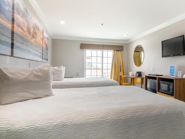Days Inn by Wyndham Santa Monica : photo 7 de la chambre chambre de luxe avec 2 lits queen-size et balcon - non-fumeurs