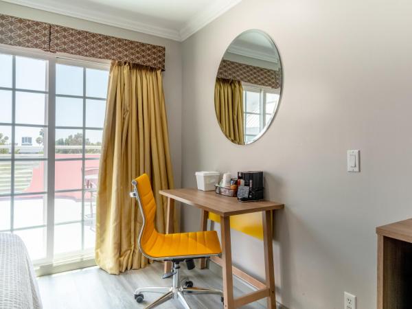 Days Inn by Wyndham Santa Monica : photo 8 de la chambre chambre lit king-size de luxe avec balcon - non-fumeurs