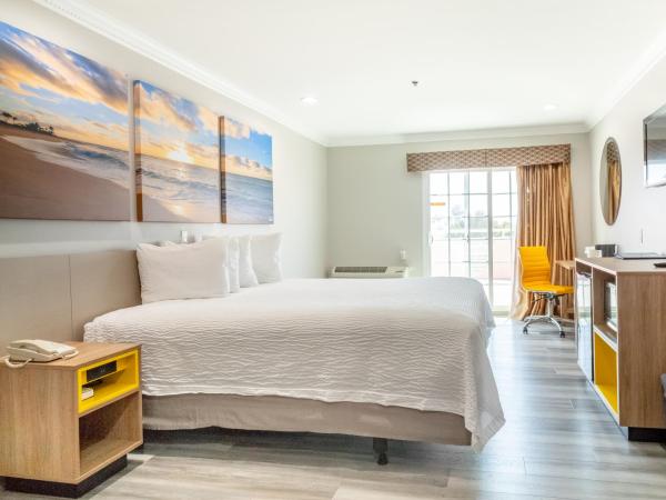 Days Inn by Wyndham Santa Monica : photo 10 de la chambre chambre lit king-size de luxe avec balcon - non-fumeurs