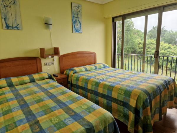 Pensión Tximistarri : photo 2 de la chambre chambre lits jumeaux avec salle de bains commune