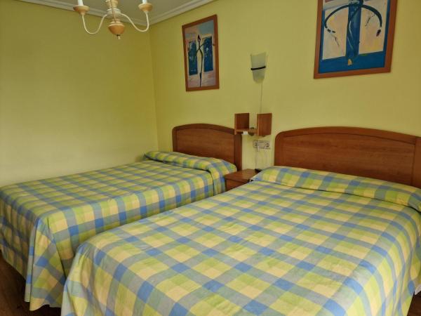 Pensión Tximistarri : photo 4 de la chambre chambre lits jumeaux avec salle de bains commune