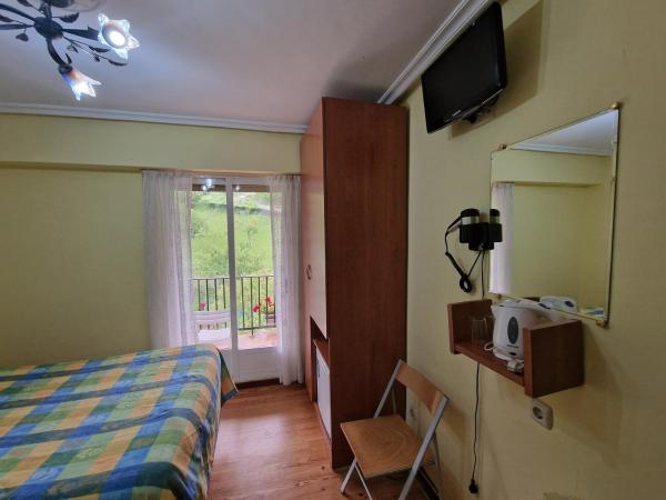 Pensión Tximistarri : photo 1 de la chambre chambre lits jumeaux avec salle de bains commune