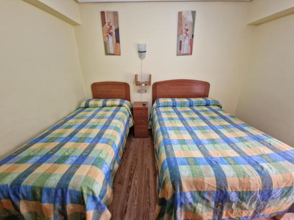 Pensión Tximistarri : photo 5 de la chambre chambre lits jumeaux avec salle de bains commune