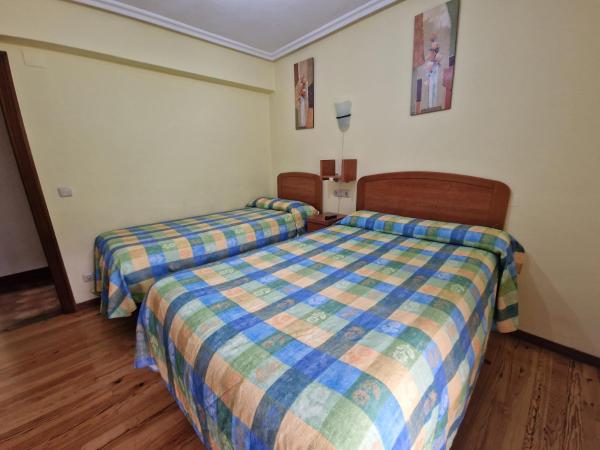 Pensión Tximistarri : photo 4 de la chambre chambre lits jumeaux avec salle de bains commune