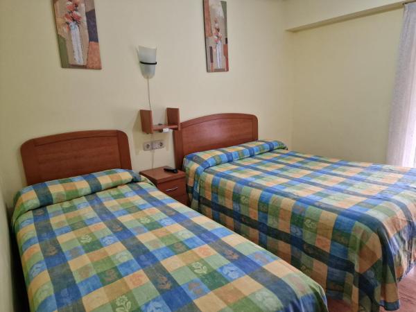 Pensión Tximistarri : photo 2 de la chambre chambre lits jumeaux avec salle de bains commune