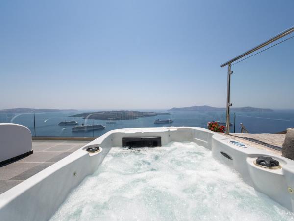 Kratiras View Luxury Suites : photo 7 de la chambre suite de luxe avec bain à remous - vue sur caldera