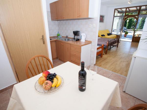 Apartments Kovačić : photo 5 de la chambre studio avec terrasse privative