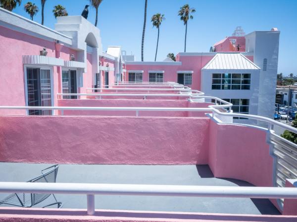 Days Inn by Wyndham Santa Monica : photo 1 de la chambre chambre lit king-size de luxe avec balcon - non-fumeurs