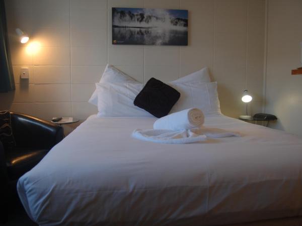 Rotorua Motel : photo 1 de la chambre studio lit queen-size avec spa