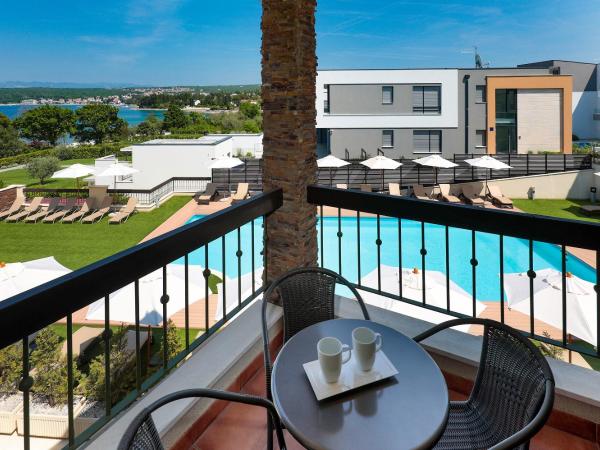 Blue Waves Resort : photo 9 de la chambre suite familiale premium avec balcon - vue sur mer
