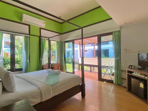 Phi Phi Andaman Beach Resort : photo 10 de la chambre bungalow de luxe avec lits jumeaux