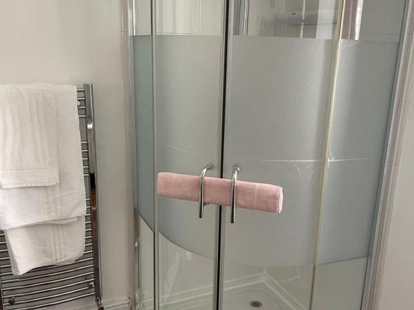 Pink Pavilion : photo 2 de la chambre chambre double supérieure avec baignoire et douche