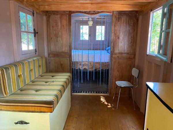 Les roulottes de Bayama - logement insolite avec jacuzzi : photo 6 de la chambre maison de vacances tzigane