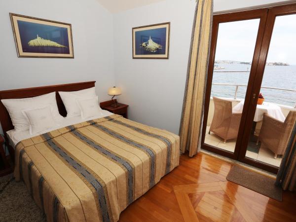 Villa Ivana B&B : photo 5 de la chambre chambre double avec balcon - vue sur mer