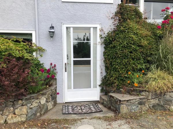 one bedroom suite near Hillside mall : photo 1 de la chambre suite familiale