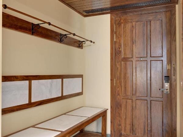 Brahma Niwas - Best Lake View Hotel in Udaipur : photo 10 de la chambre chambre lit king-size - vue sur lac