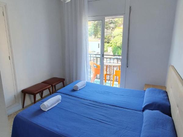 Hostal Cruz : photo 1 de la chambre chambre lits jumeaux avec balcon