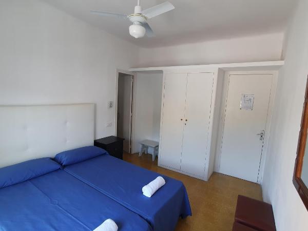 Hostal Cruz : photo 4 de la chambre chambre lits jumeaux supérieure avec balcon